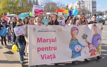 Peste 2000 de persoane la …