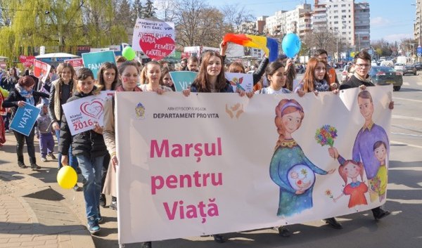 Peste 2000 de persoane la Marșul pentru Viață de la Iași - FOTO