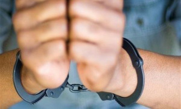 Mandat de arestare preventivă pentru un tânăr suspect de comiterea unei tâlhării
