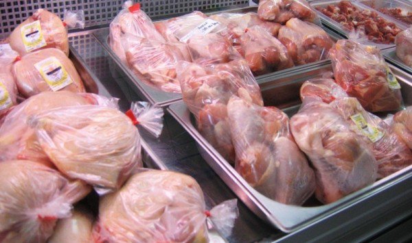 Ce conţine, de fapt, carnea de pui îngheţată din supermarket