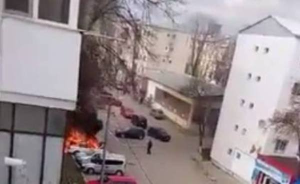 Mașină distrusă în totalitate, din cauza unui incendiu, produs pe o stradă din Botoșani