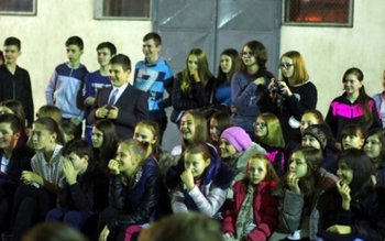 După amiază de teatru cu …