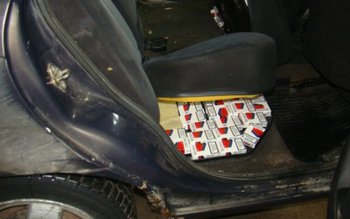 Ţigări ascunse în spatele scaunelor …