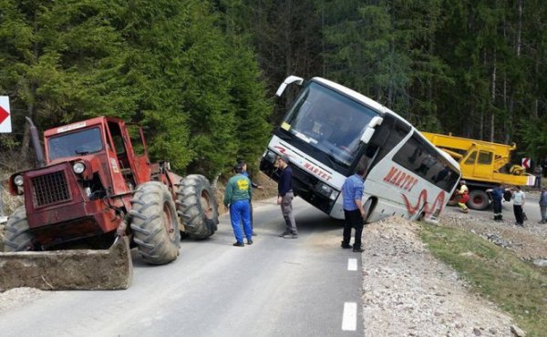 Autocar cu turişti români, rămas suspendat în aer pe Transrarău - FOTO