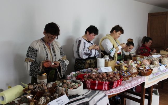 Festival-concurs de încondeiat ouă la Rogojești: Tradiția încondeierii ouălor de Paște merge mai departe