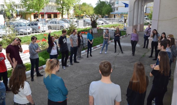 Voluntarii B-Right în Centrul de Tineret Botoşani - FOTO