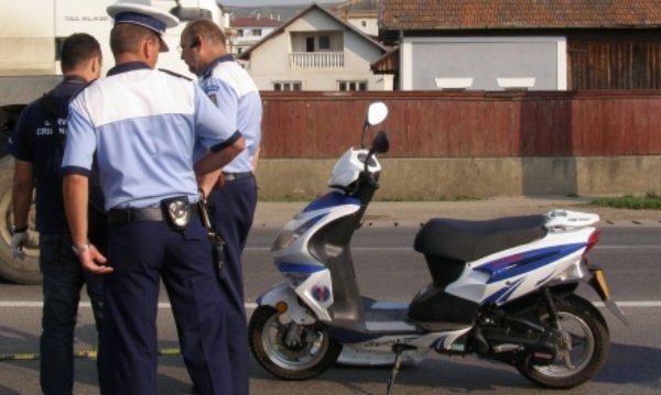 Tupeu de nedescris. A condus un moped fără permis și mort de beat