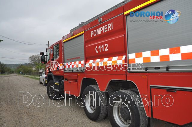 Autoritățile din Dorohoi puse pe drumuri de un scandalagiu care și-a dat foc la haine în fața casei