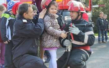 Elevi învăţaţi de pompierii din …