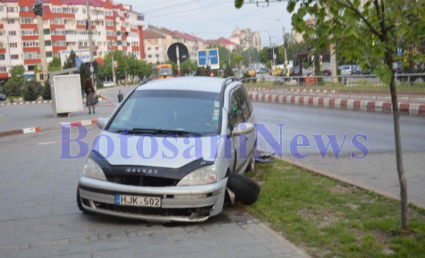 Autoturism puternic avariat după ce s-a izbit de un scuar pe Calea Naţională