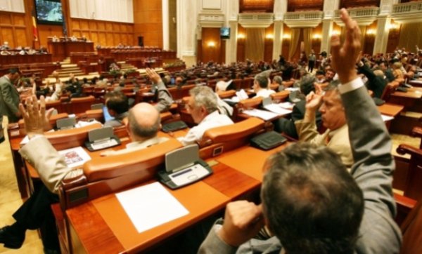 Deputaţii vor lucra la Parlament numai lunea şi marţea, până la finalul campaniei