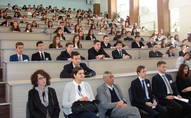 Prefectul a deschis Conferinţa „Botoşani Model United Nations” organizată de Colegiul Naţional „A.T.Laurian” - FOTO