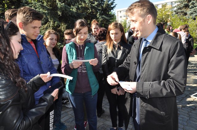 Primarul Ovidiu Portariuc a organizat acțiuni civice de curățenie împreună cu elevii din municipiu „Botoșani un oraș curat” - FOTO