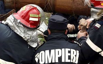 Femeie înecată în fântână, scoasă …