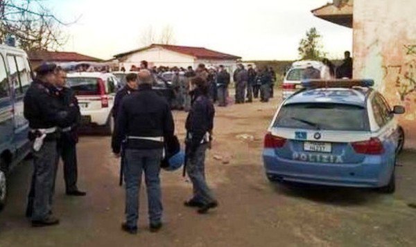 Trei români arestați în Italia, după ce ar fi sechestrat un cetățean german, într-o tabără de romi