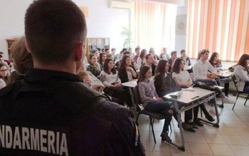 Peste 500 de elevi au …