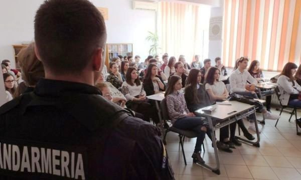 Peste 500 de elevi au participat la activităţi preventive desfăşurate de jandarmi în perioada „Şcoala Altfel”