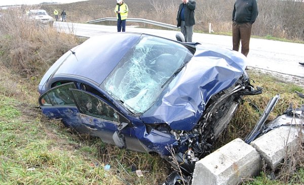 GRAV! Un profesor din Darabani a băgat cinci eleve în spital după ce a intrat cu mașina într-un cap de pod!