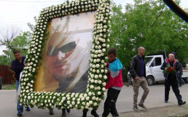 Îngropat ca un câine! Marian Dârță, uitat de toată lumea. La înmormântarea lui, nici clopotele nu au bătut cum trebuie!