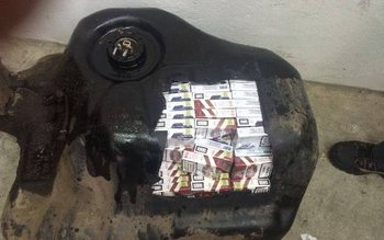 Ţigarete de contrabandă ascunse în …