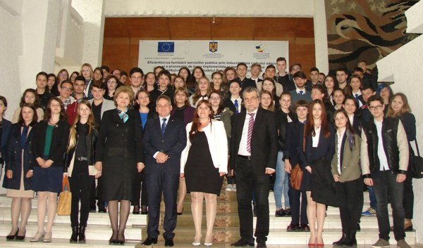 Ziua Europei cu roboţi sumo, Muma Pădurii şi Ileana Sânziana la Prefectură - FOTO