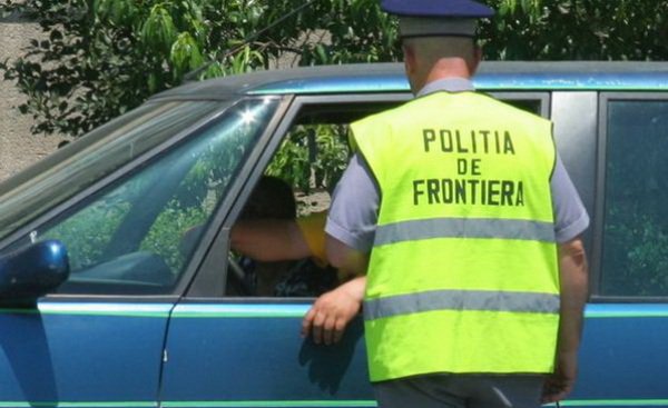 Autoturism radiat din circulaţie şi certificat de înmatriculare fals, descoperite de poliţiştii de frontieră