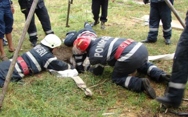 Femeie salvată dintr-o groapă de trei metri, de pompieri