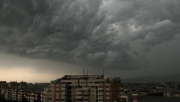 Meteorologii informează! Averse, descărcări electrice, intensificări ale vântului şi condiţii de grindină