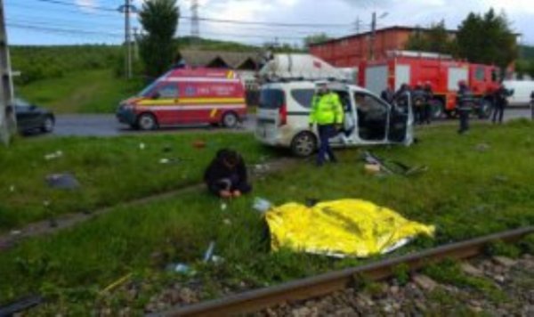 Accident teribil: Doi angajați ai unei firme de televiziune prin cablu, spulberaţi de tren