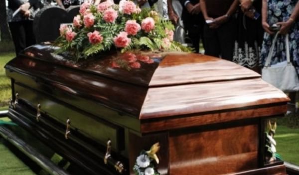 Se schimbă regulile pentru înmormântări: Ce nu mai ai voie să faci și ce amendă riști
