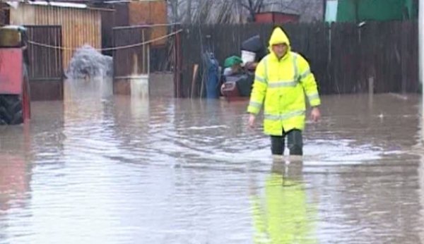 Cod portocaliu de inundaţii pe râuri din opt judeţe până miercuri noaptea