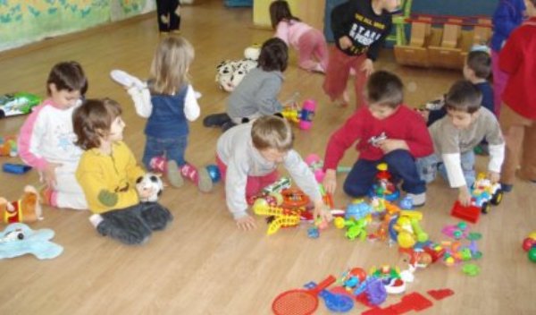 Caz şocant la o grădiniţă privată. Un copil a vrut să se arunce de la geam de frica educatoarelor