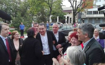 Fostul prim-ministru Victor Ponta întâmpinat …