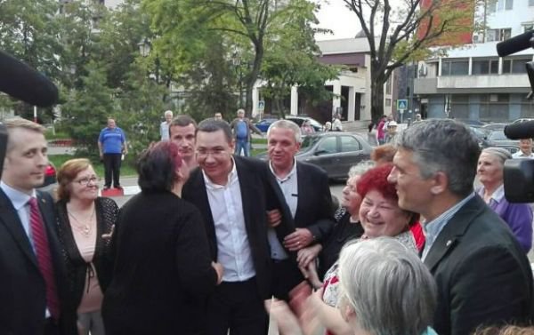 Fostul prim-ministru Victor Ponta întâmpinat căldură la Botoșani - FOTO