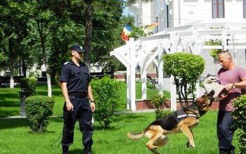 Mulţi copii, câţiva jandarmi şi …