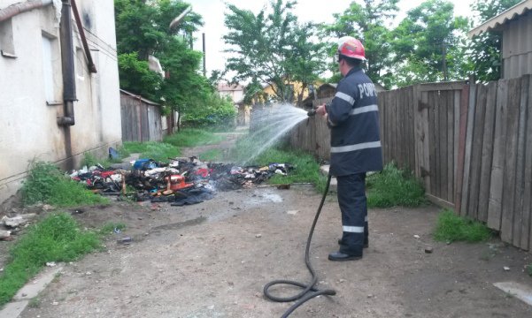 Incendiu într-un bloc de garsoniere. Oameni evacuați de pompieri!