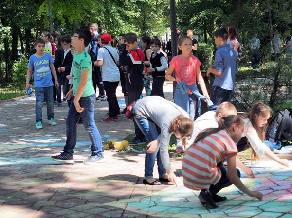 Desene pe asfalt de Ziua Copilului cu Europe Direct Botoșani „Copilărie, zâmbet și culoare în albastru - bleu european” - FOTO