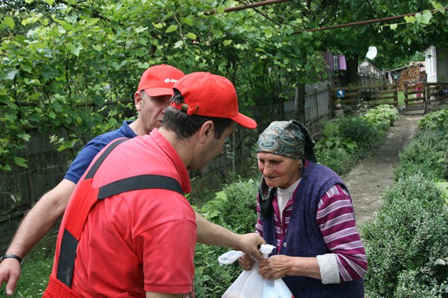 Voluntarii E.ON au ajutat familiile afectate de inundaţiile din judeţul Bacău - FOTO