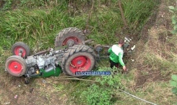 Tragic! Un poliţist de frontieră a murit după ce a căzut cu tractorul într-o râpă
