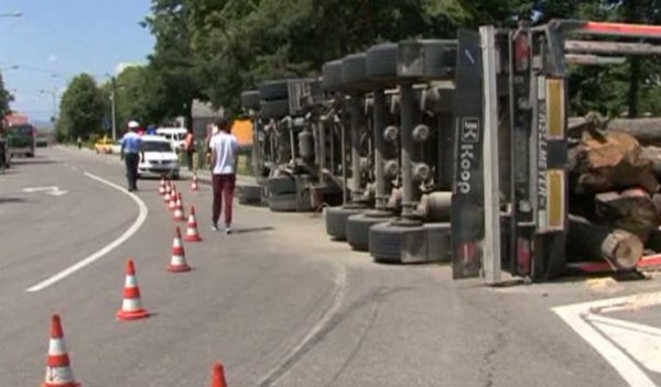 Accident grav în Suceava.TIR cu lemne răsturnat în cartierul Burdujeni!