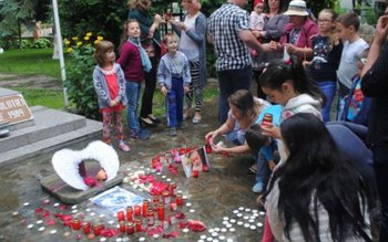 Lumânări, baloane și rugăciuni pentru …