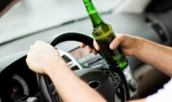 La volanul unui autoturism deşi consumase băuturi alcoolice