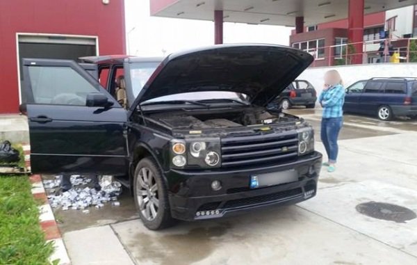 Range Rover „echipat” cu 19.000 ţigarete de contrabandă - FOTO