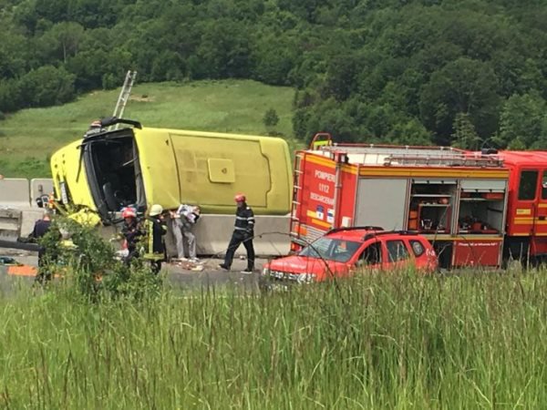 Patru morți și peste 20 de răniți, majoritatea copii, după ce un autocar s-a răsturnat