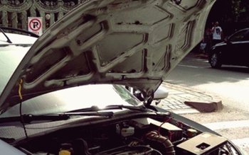 Mașină cuprinsă de flăcări în …