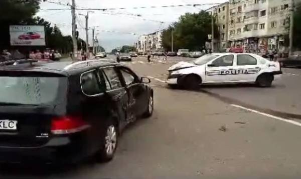 Accident la Botoșani, cu maşina poliţiei aflată în misiune! O polițistă a fost rănită!