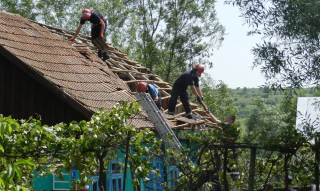 Pompierii botoşăneni intervin în sprijinul populaţiei din Sinăuţi, comuna Mihăileni - FOTO