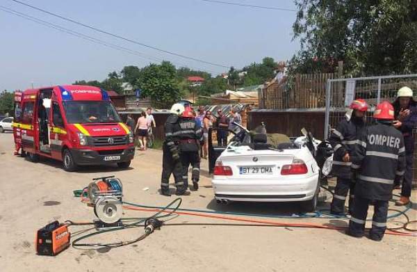 BMW transformat într-un morman de fiare. Două persoane au ajuns la spital, una este în comă - FOTO