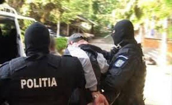 Mandat pus în executare de poliţişti pentru instigare la contrabandă