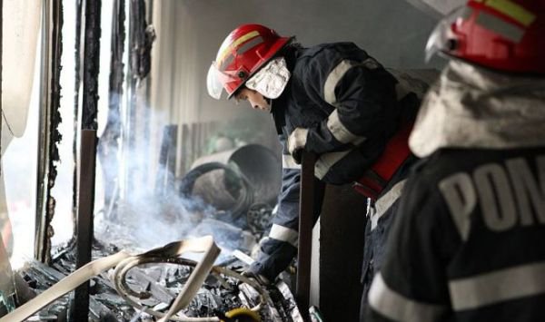 Panică într-un bloc de pe strada Pacea din Botoşani unde s-a produs un incendiu. 41 de persoane evacuate!